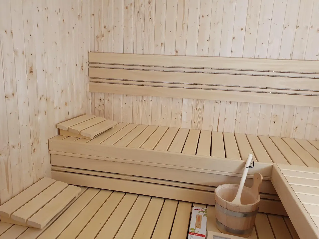 r&oacute;żne gatunki drewna do sauny obok siebie