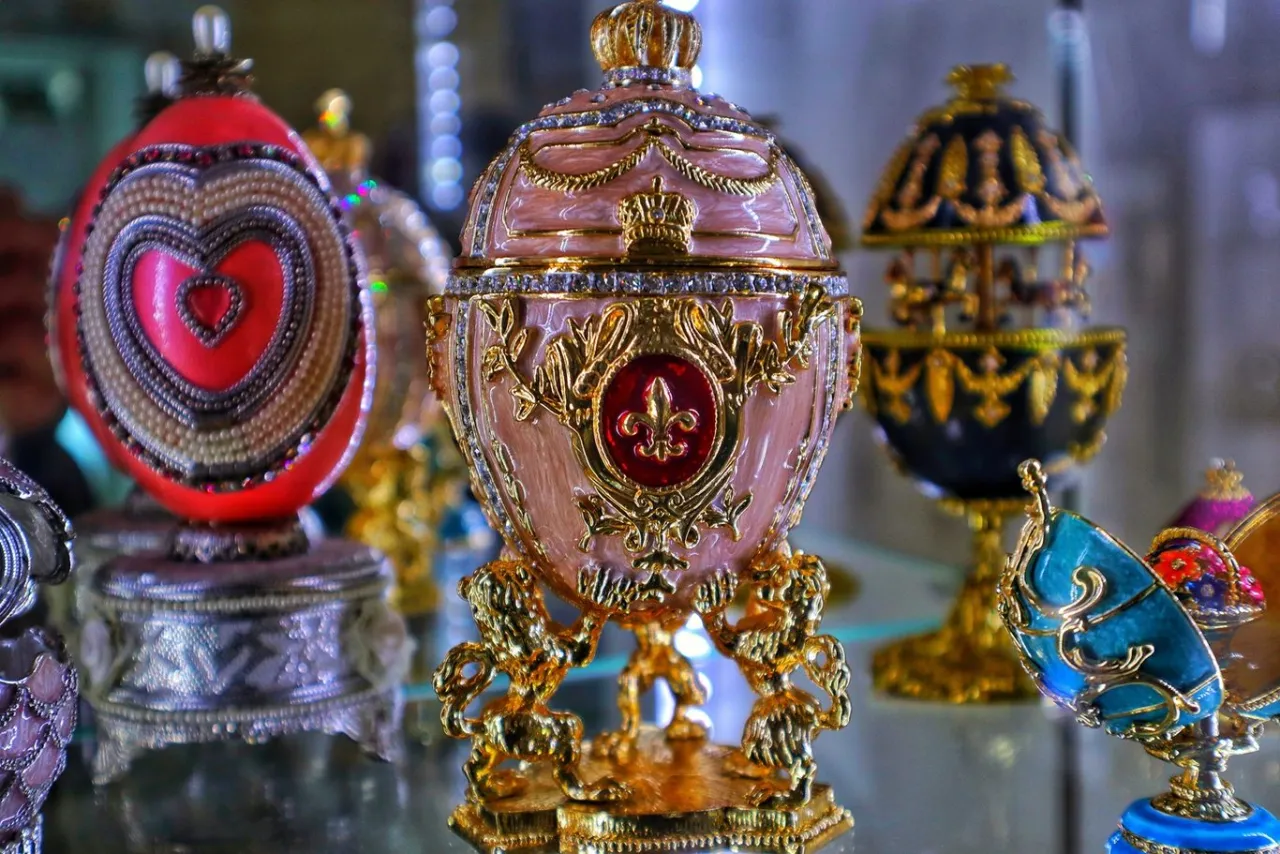 Zaginione jajka Faberg&eacute;, ozdobione złotem i klejnotami, czekają na odkrycie.