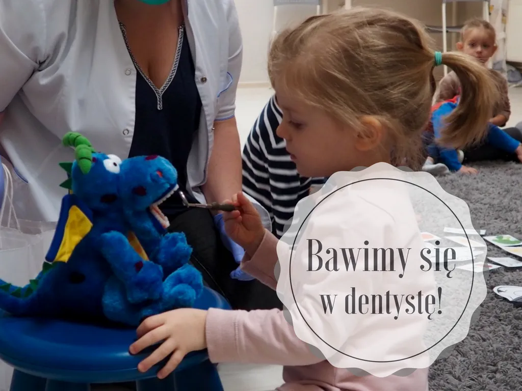 Dziecko bawiące się w dentystę z misiem