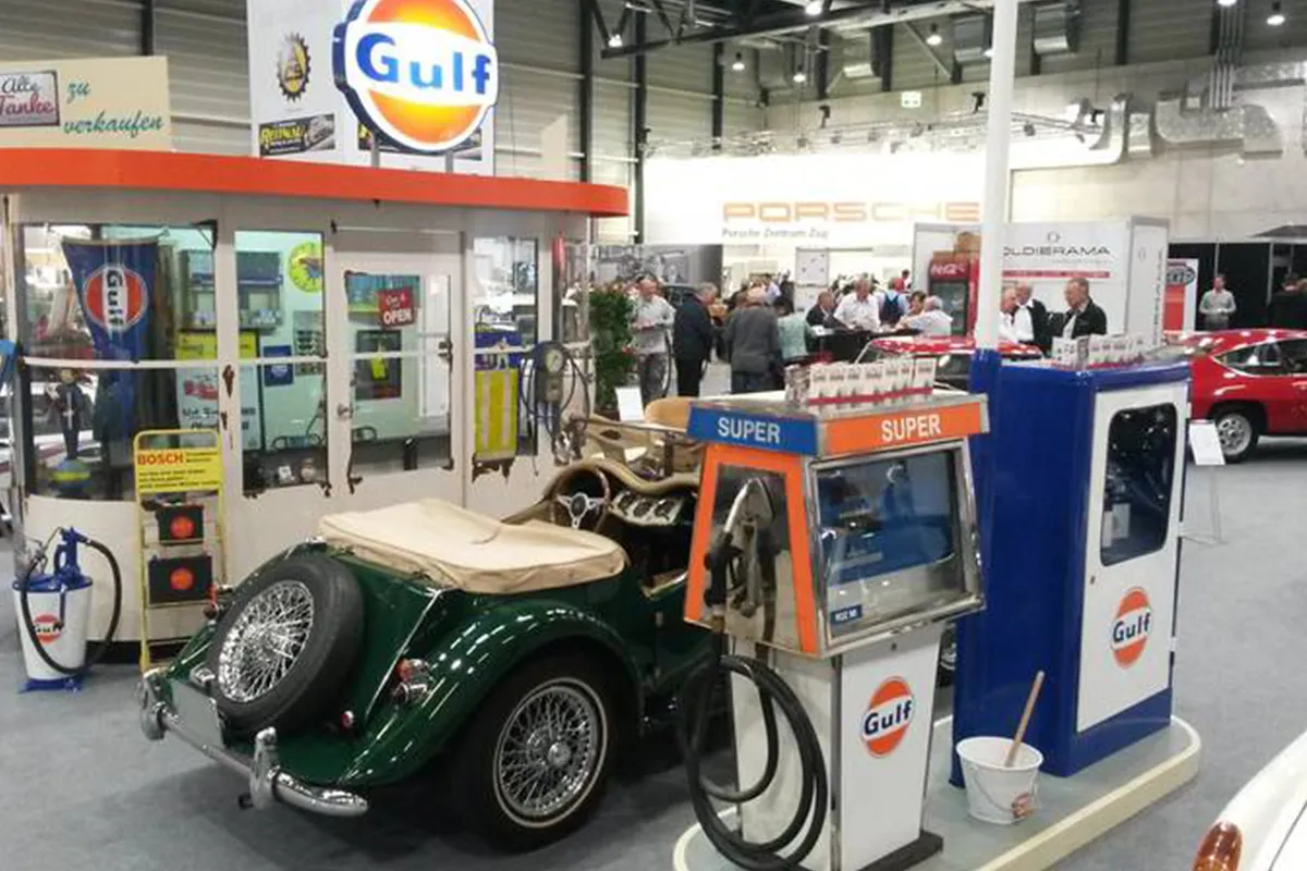 Oldtimer an einer Tankstelle oder Motorraum eines Oldtimers