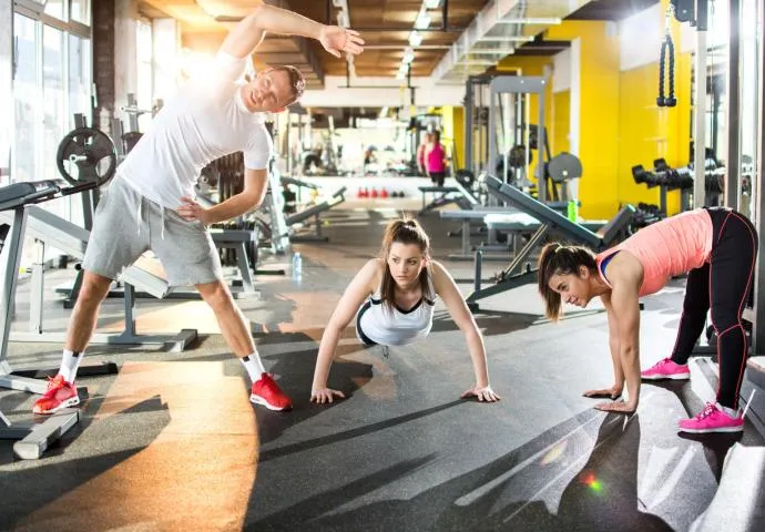 Osoba wykonująca rozgrzewkę przed treningiem