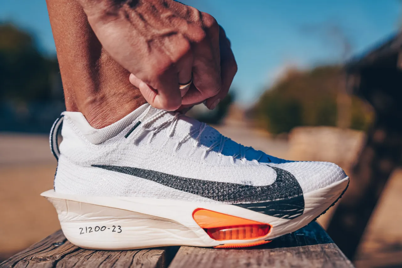 przekrój buta biegowego z płytką karbonową i pianką