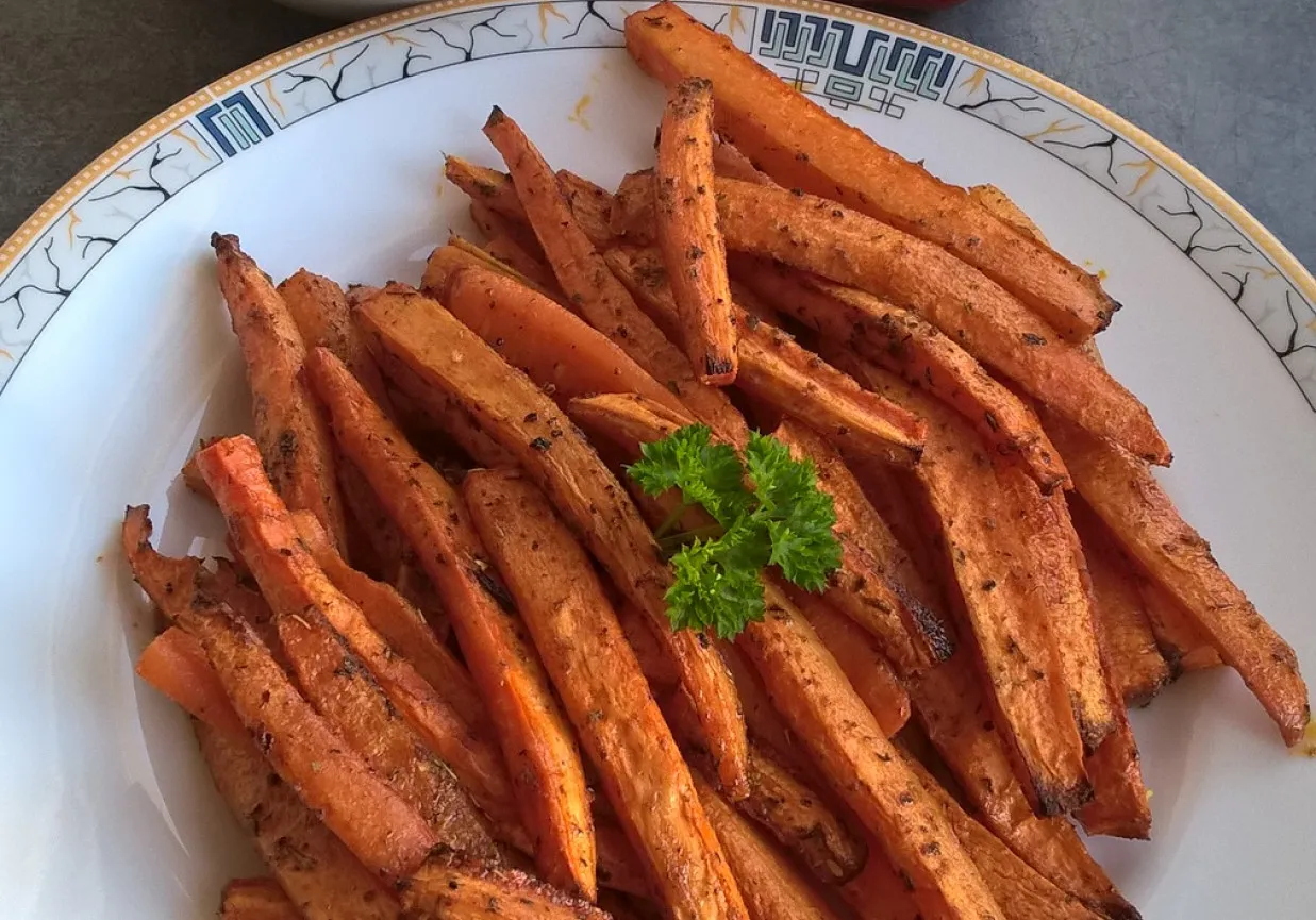 Świeże marchewki pokrojone w słupki