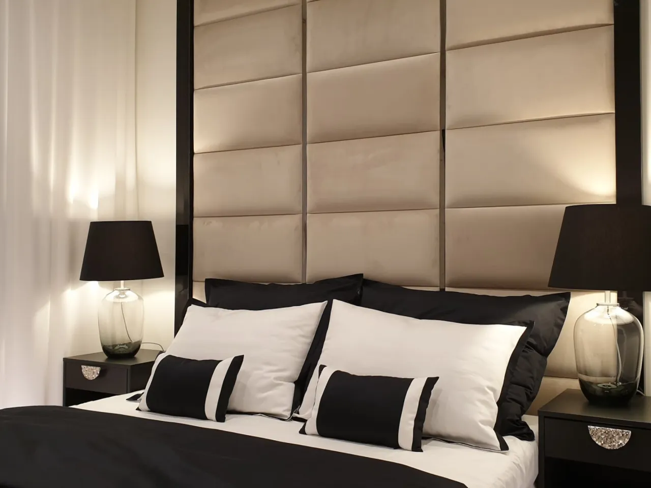 luksusowa sypialnia hotelowa z poduszkami