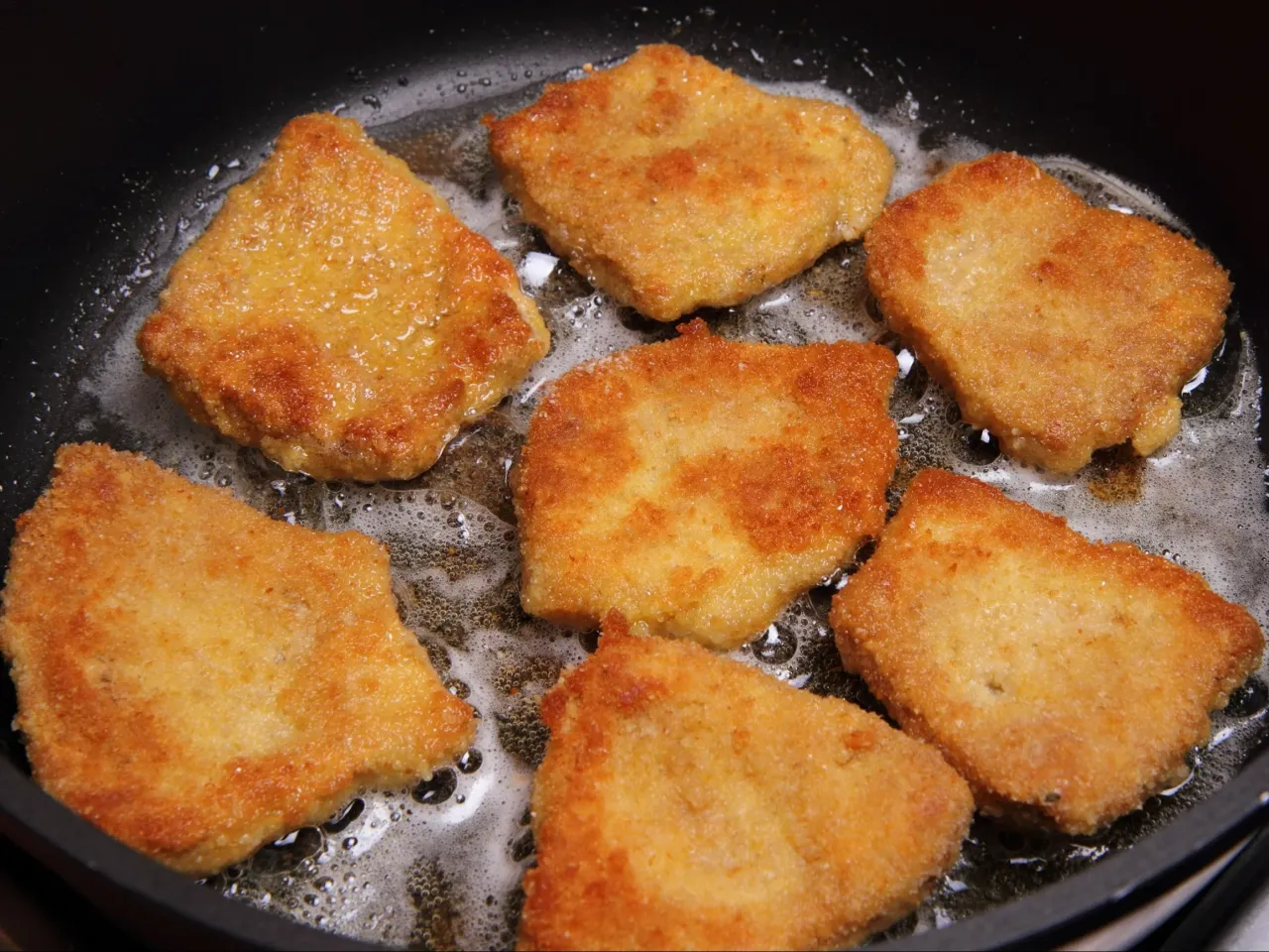Smażone kotlety sojowe na patelni. Czy kotlety sojowe są zdrowe? Złociste, chrupiące, w gorącym oleju.