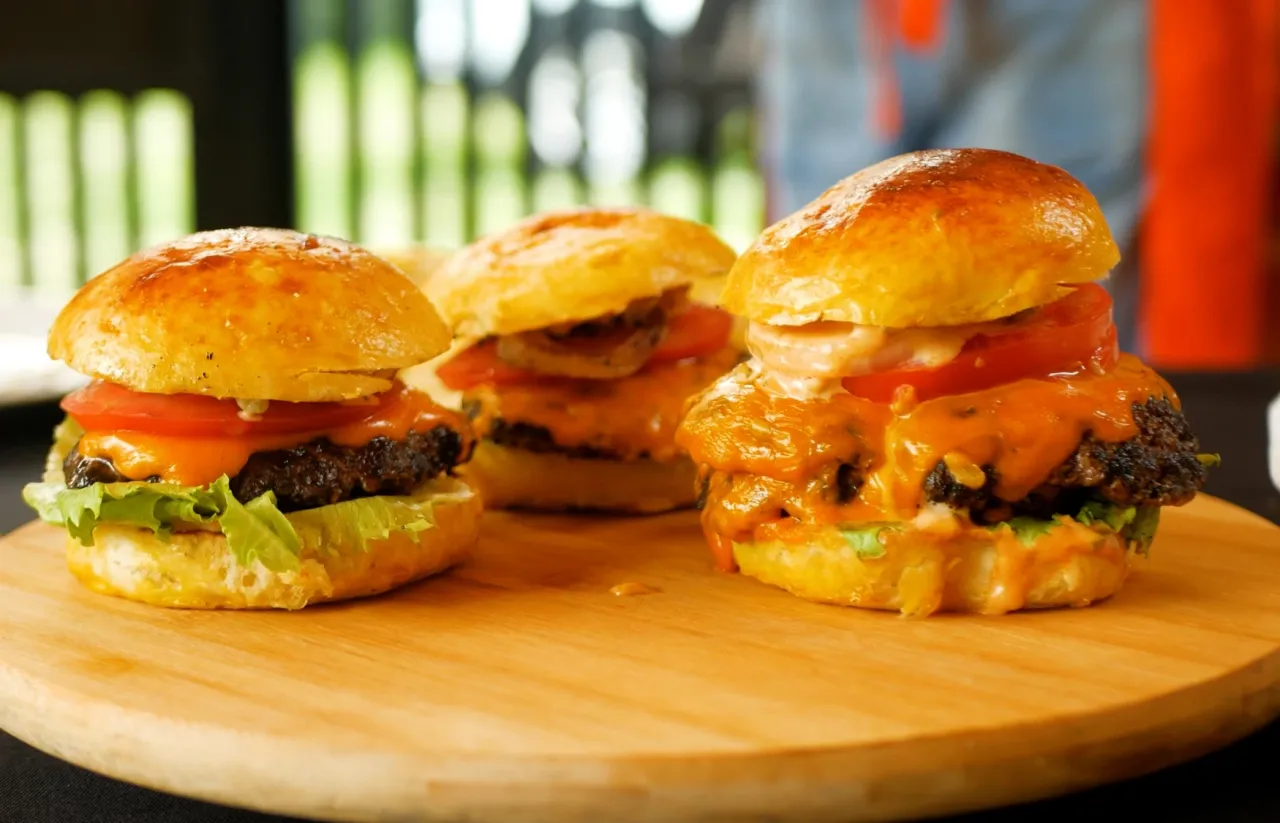 burger z roztopionym serem i chrupiącą bułką