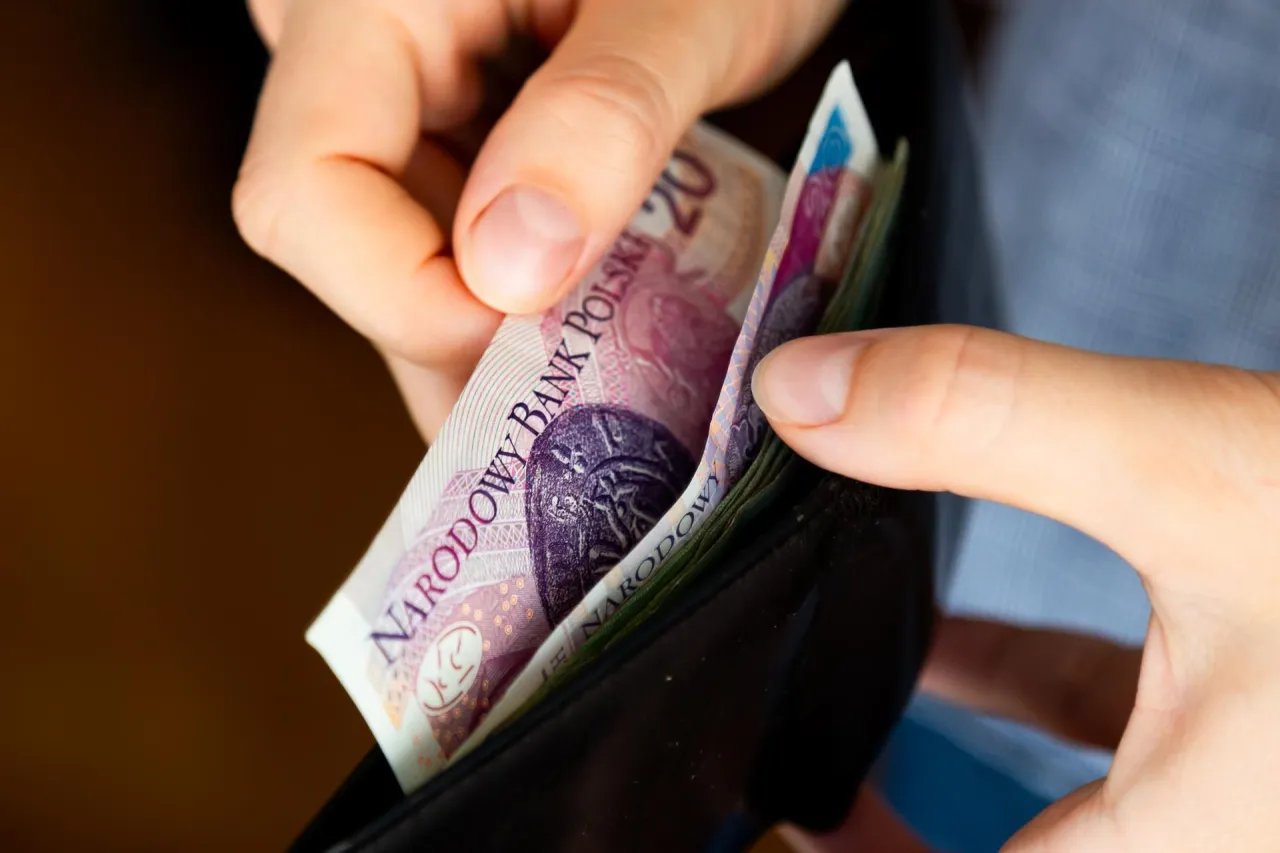 Czynniki wpływające na zarobki elektryka w Polsce infografika