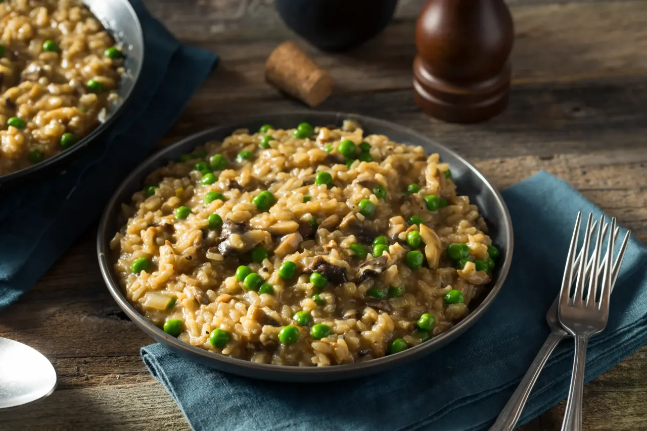 Kremowe risotto z grzybami i groszkiem, idealne z gałką muszkatołową. Jakie przyprawy do risotto?
