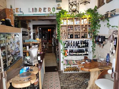 Tablas de quesos variados y tapas en El Librero Tapas y Quesos