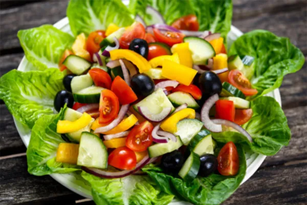 Grillbuffet mit verschiedenen bunten Salaten