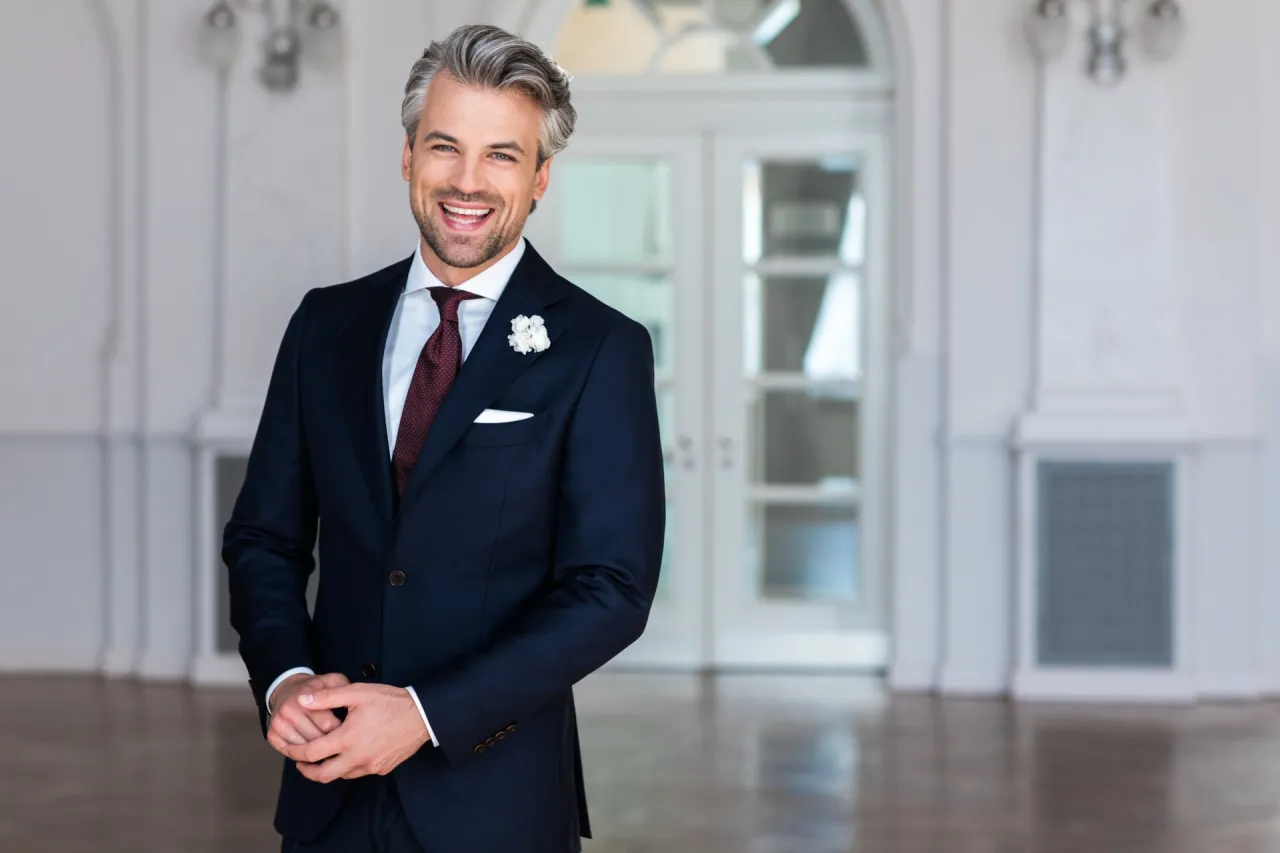 Biała koszula do granatowego garnituru stylizacje