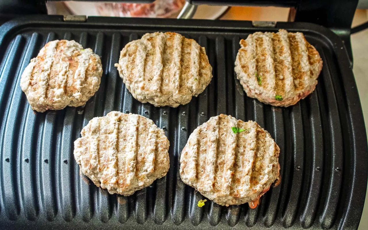 soczysty burger na patelni