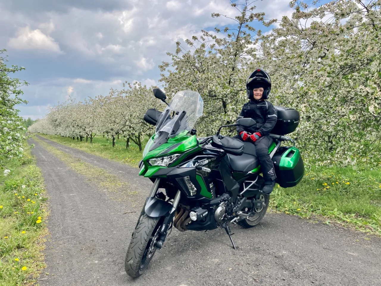 motocyklista na krętej drodze mazowsze