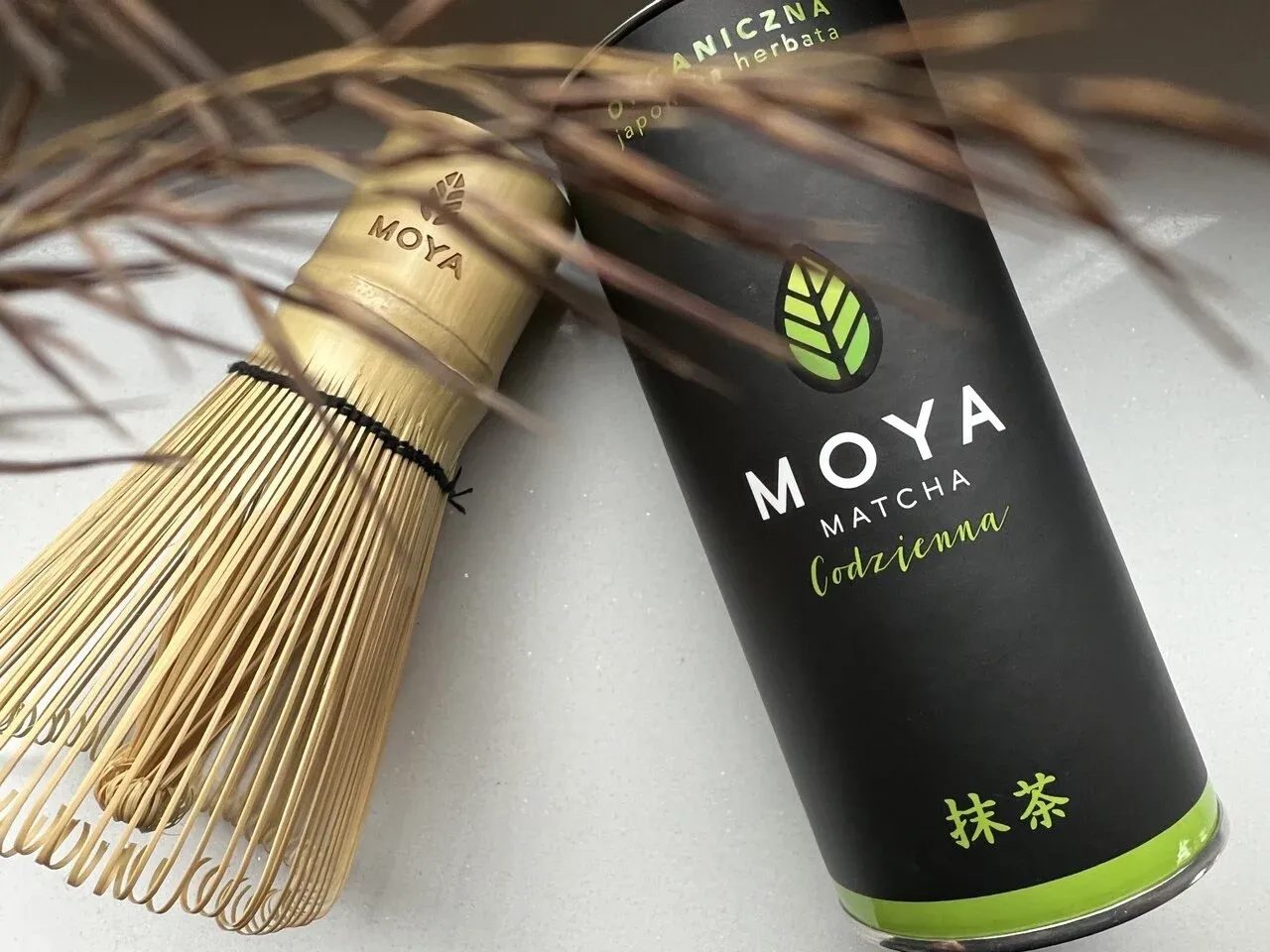 Tradycyjny bambusowy chasen i puszka MOYA Matcha Codzienna. Czy matcha jest zdrowa? Tak, to bogactwo antyoksydantów!