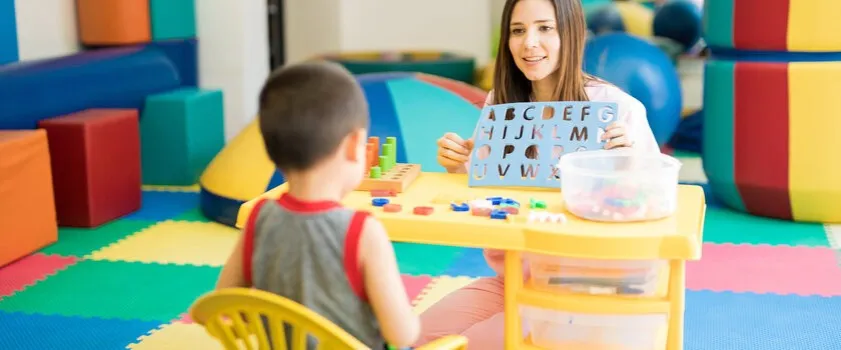 dziecko z terapeutą wczesne wspomaganie rozwoju