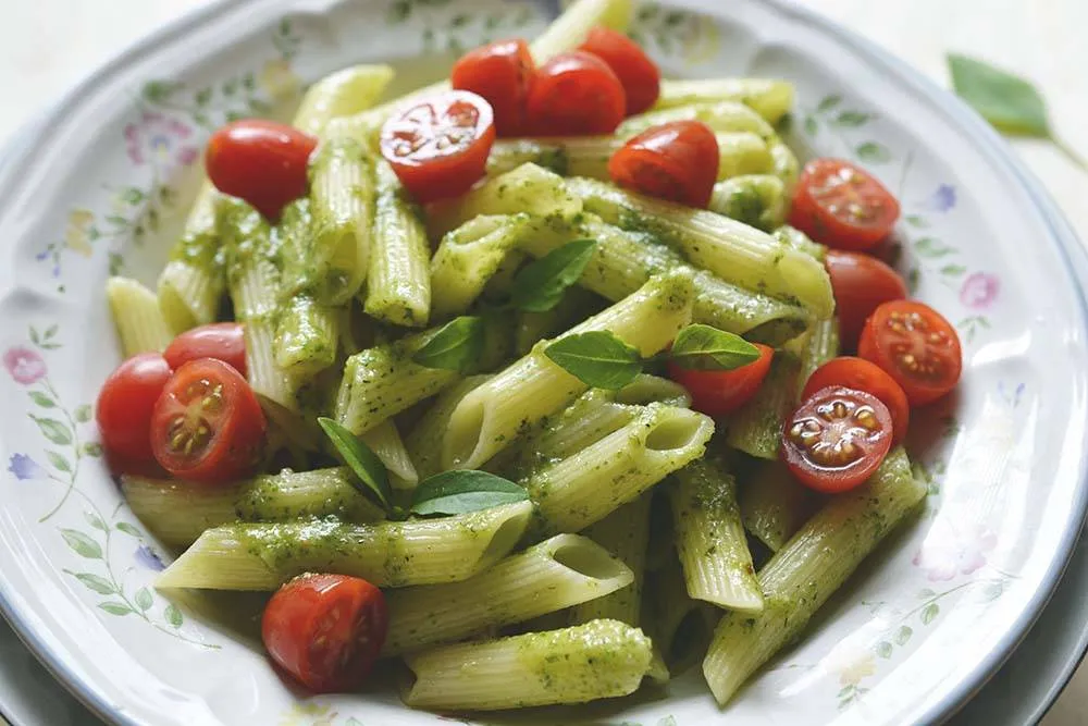 makaron z pesto bazyliowym i pomidorkami