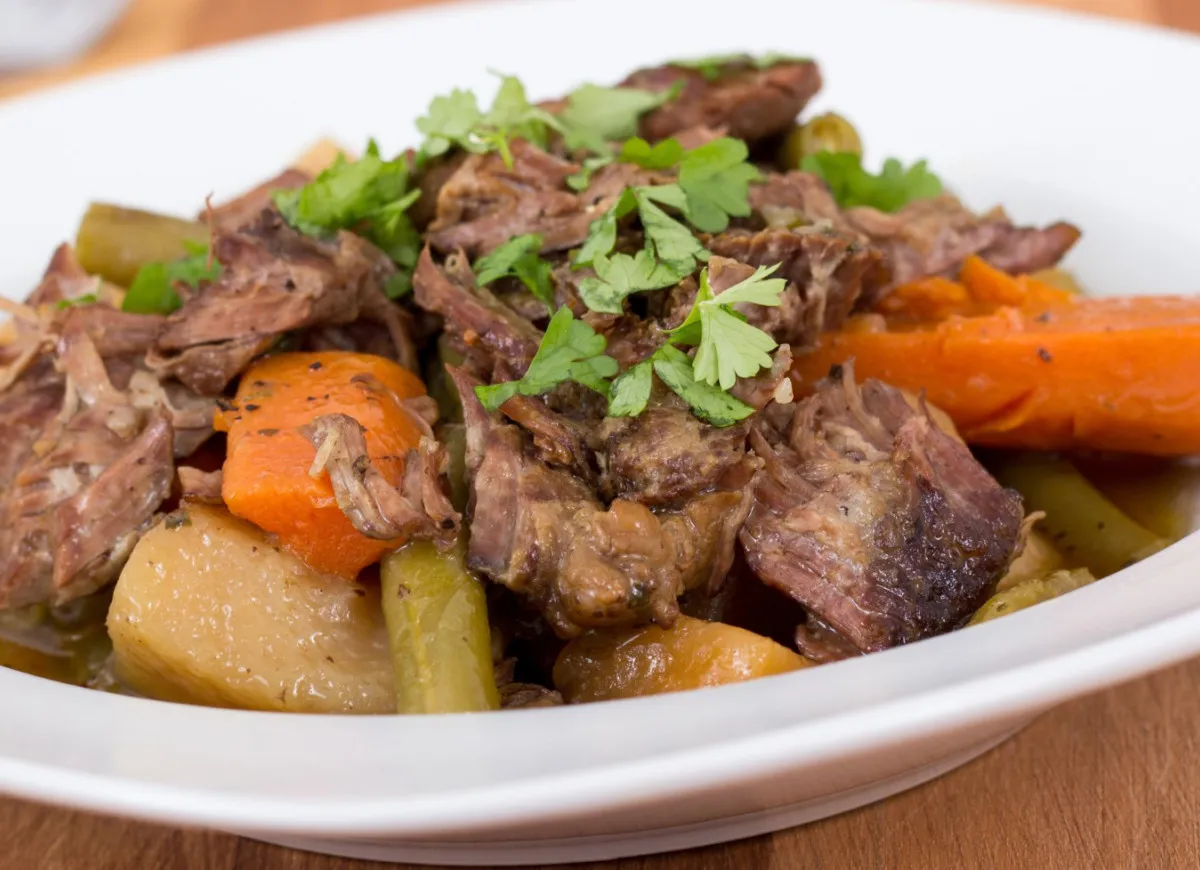 Goleń wołowa idealnie nadaje się na gulasz. Mięso jest miękkie, rozpływa się w ustach, a warzywa dodają smaku.