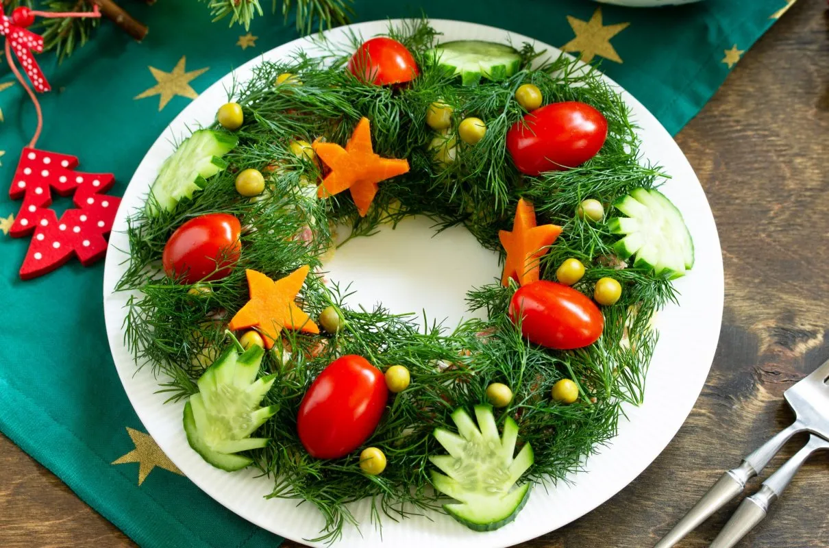 sałatka jarzynowa wieniec bożonarodzeniowy