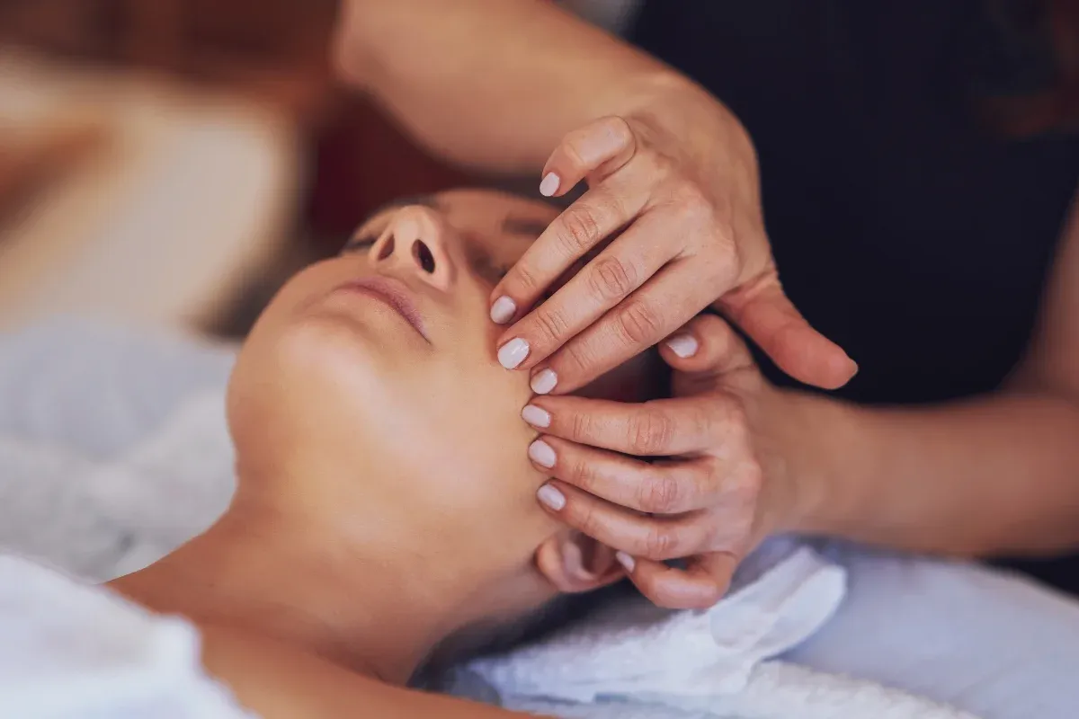 rehabilitacja porażenie nerwu twarzowego masaż