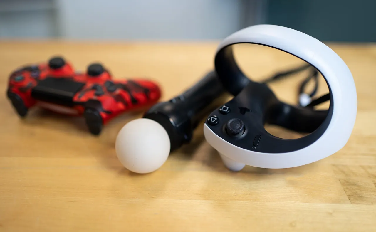 Kontrolery PlayStation VR2 Sense i PlayStation Move