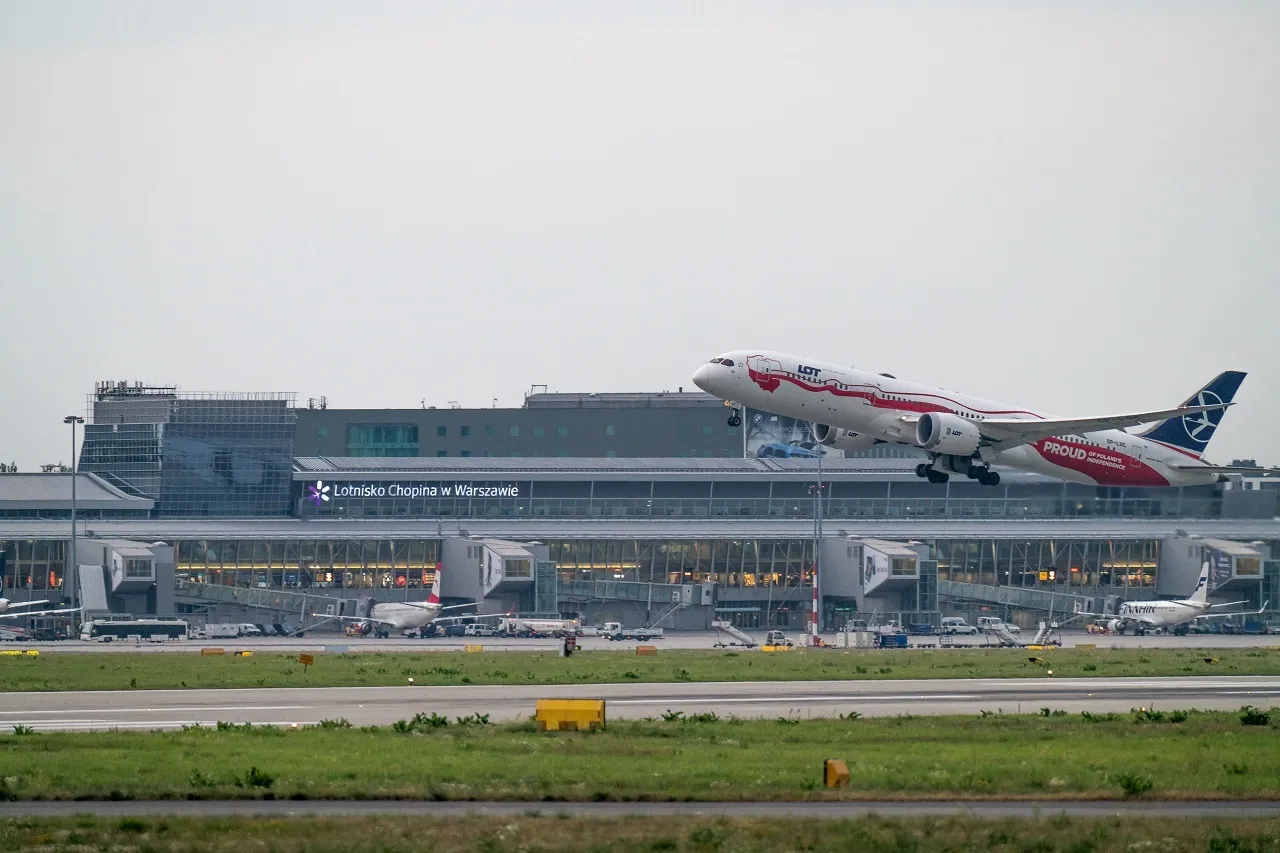 Samolot LOT startuje z Lotniska Chopina w Warszawie. Zastanawiasz się, ile trwa lot z Warszawy do Palermo?