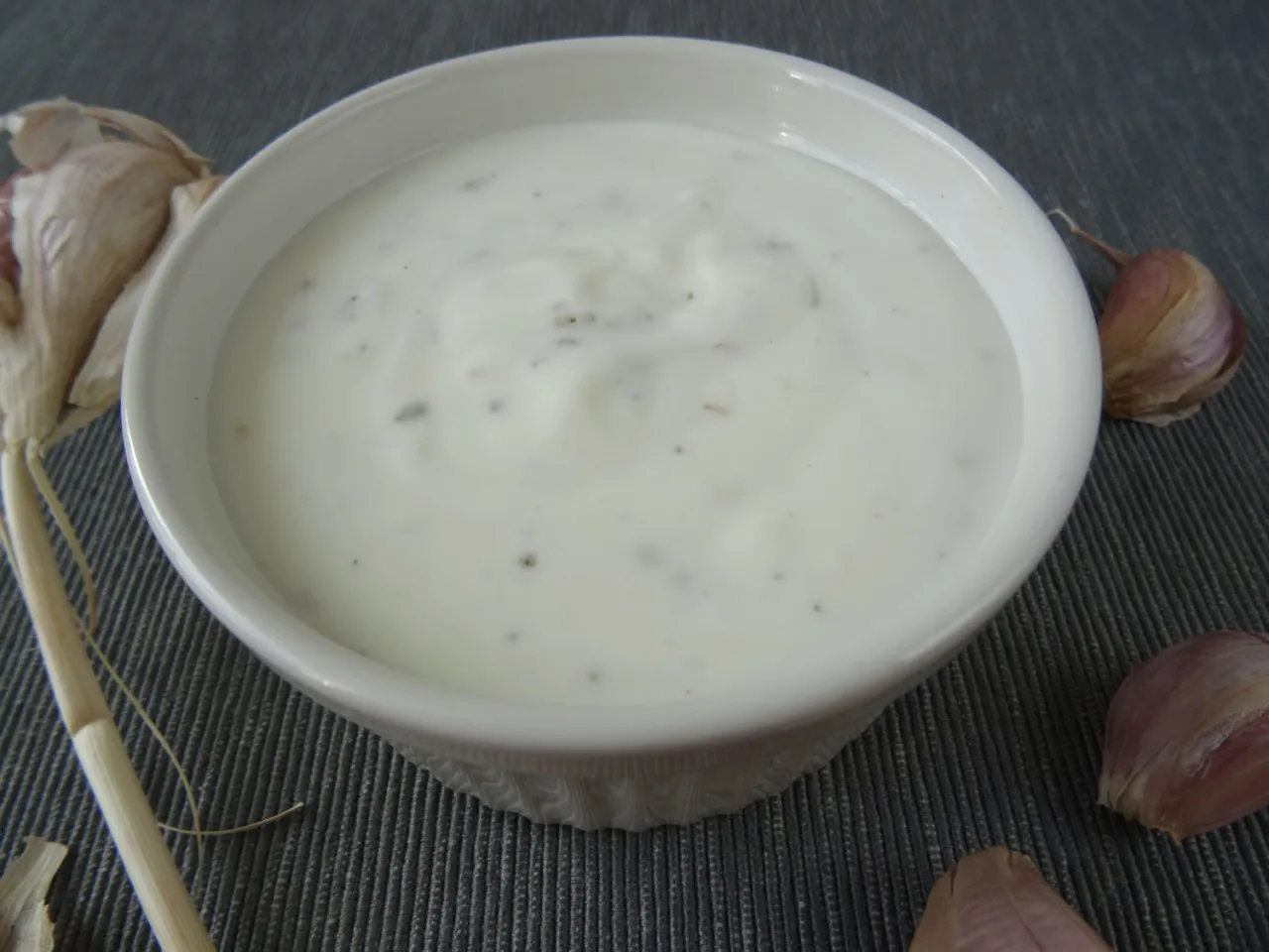 Sos czosnkowy z jogurtu naturalnego przepis krok po kroku
