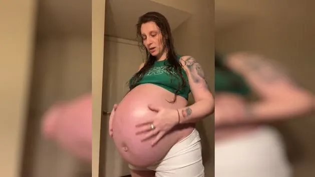 kobieta w ciąży zaniepokojona, kobieta w ciąży dotyka brzucha