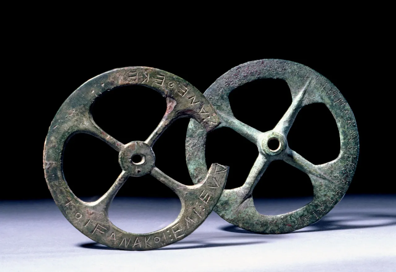 Starożytne koła z inskrypcjami, być może świadectwo tego, kiedy wynaleziono koło.