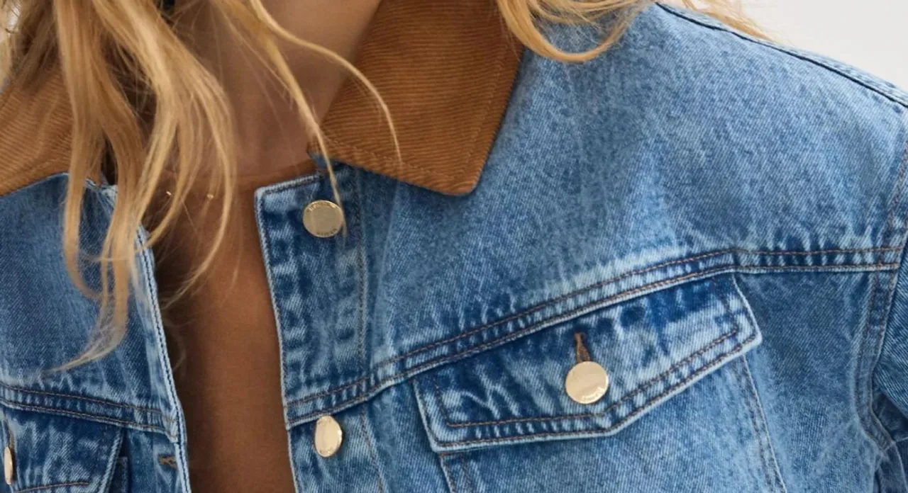 sztywny materiał nowej kurtki jeansowej z bliska
