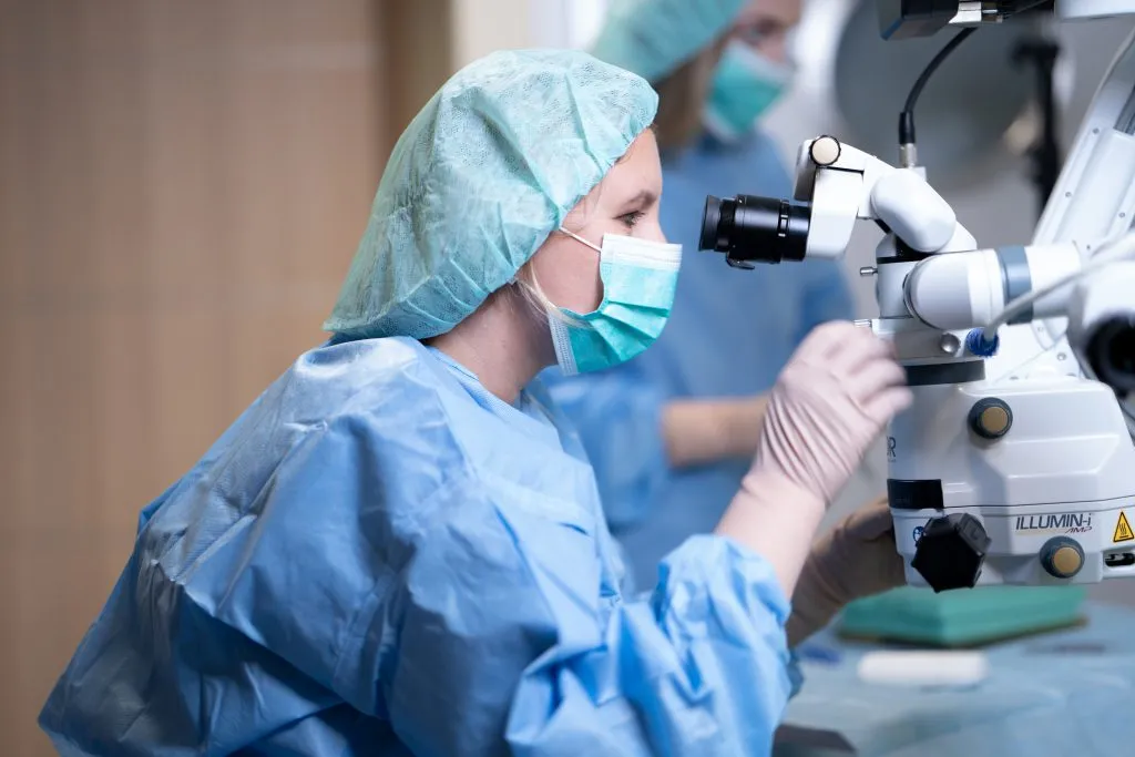 chirurg okulista operujący zaćmę
