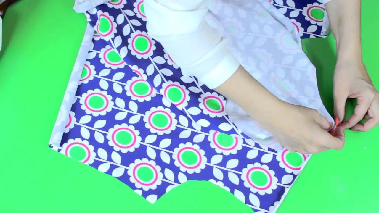 kobieta w stylowym, samodzielnie uszytym kombinezonie na lato