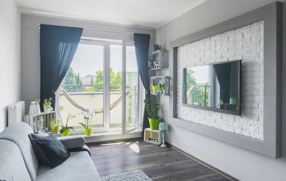 biały karnisz biała ściana, szary karnisz szara ściana, karnisz w kolorze ściany