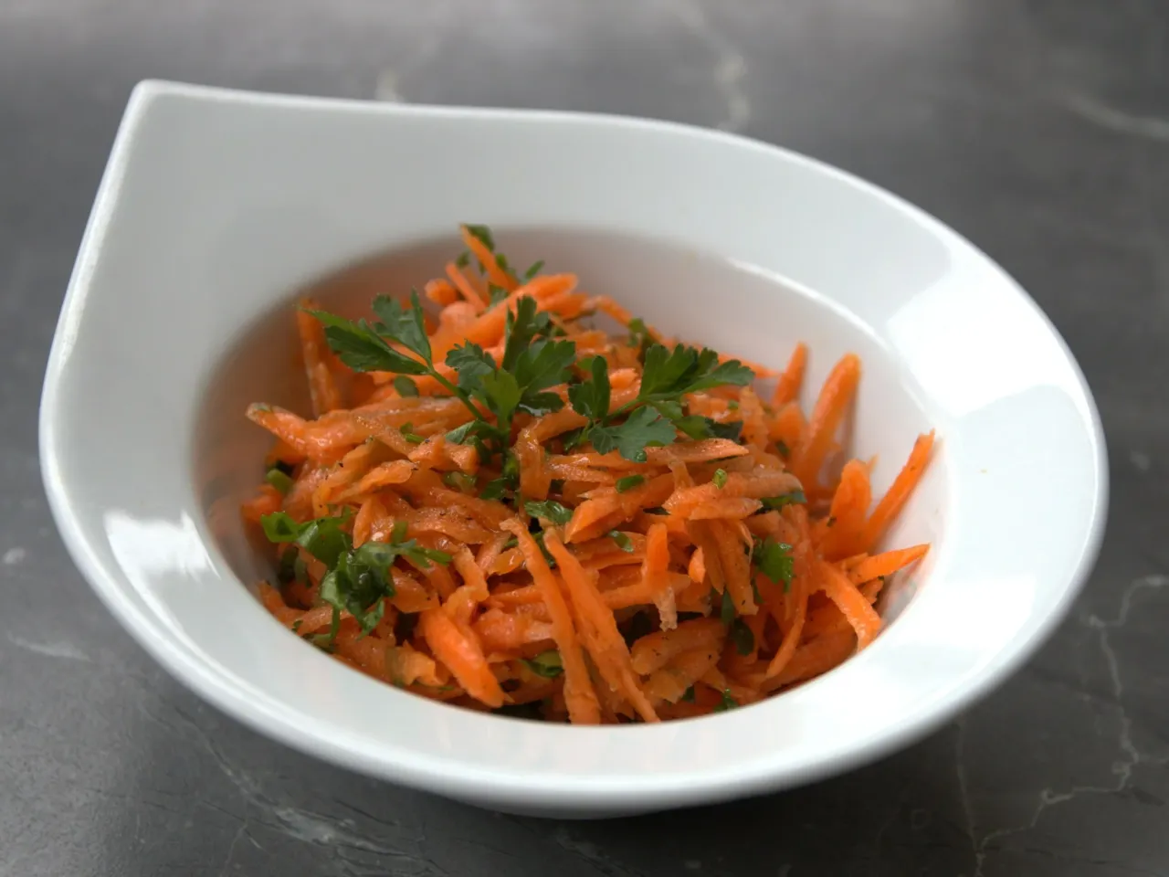 Wykwintna sur&oacute;wka z marchewki jak z restauracji, udekorowana świeżą natką pietruszki, podana w eleganckiej białej miseczce.