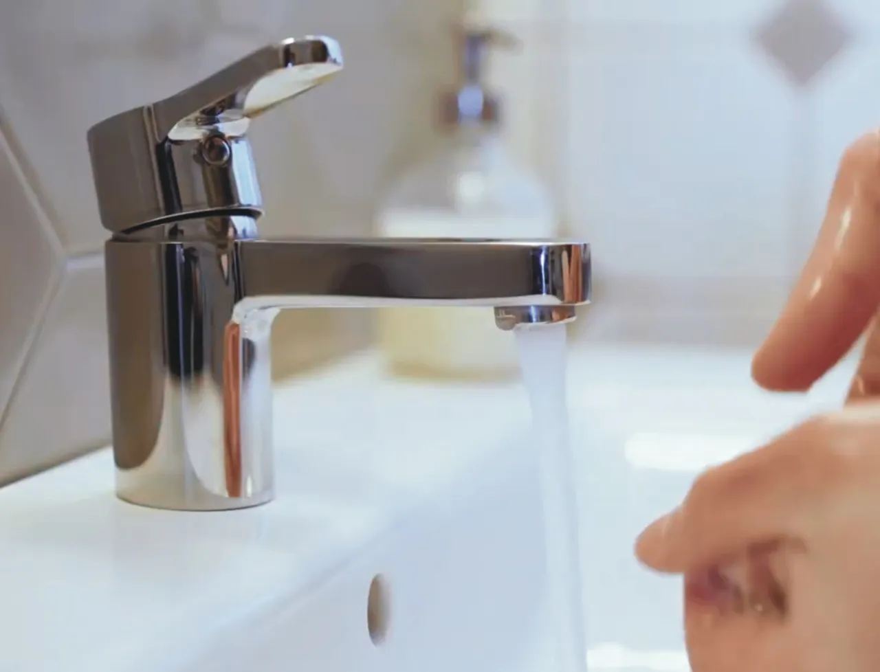 Brudna woda z kranu? Zgłoś to do dostawcy wody, aby zapewnić czystość i bezpieczeństwo.