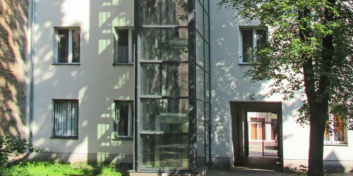 montaż windy w istniejącym budynku porównanie zgłoszenie pozwolenie