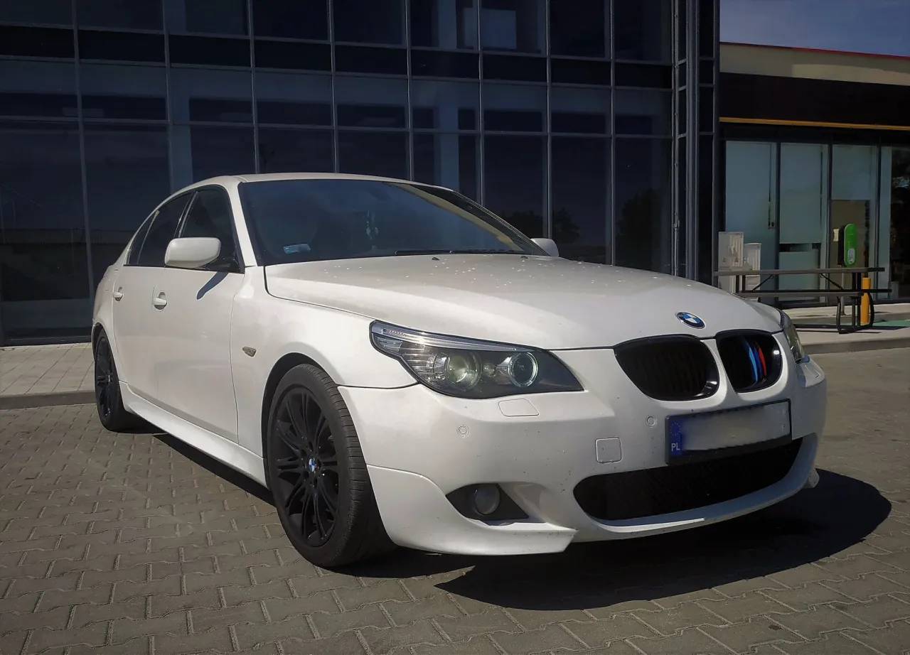 BMW E60 535d widok z przodu i boku