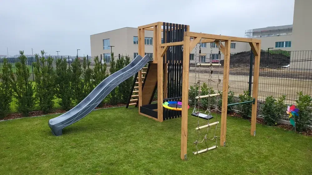 nowoczesny plac zabaw całoroczny