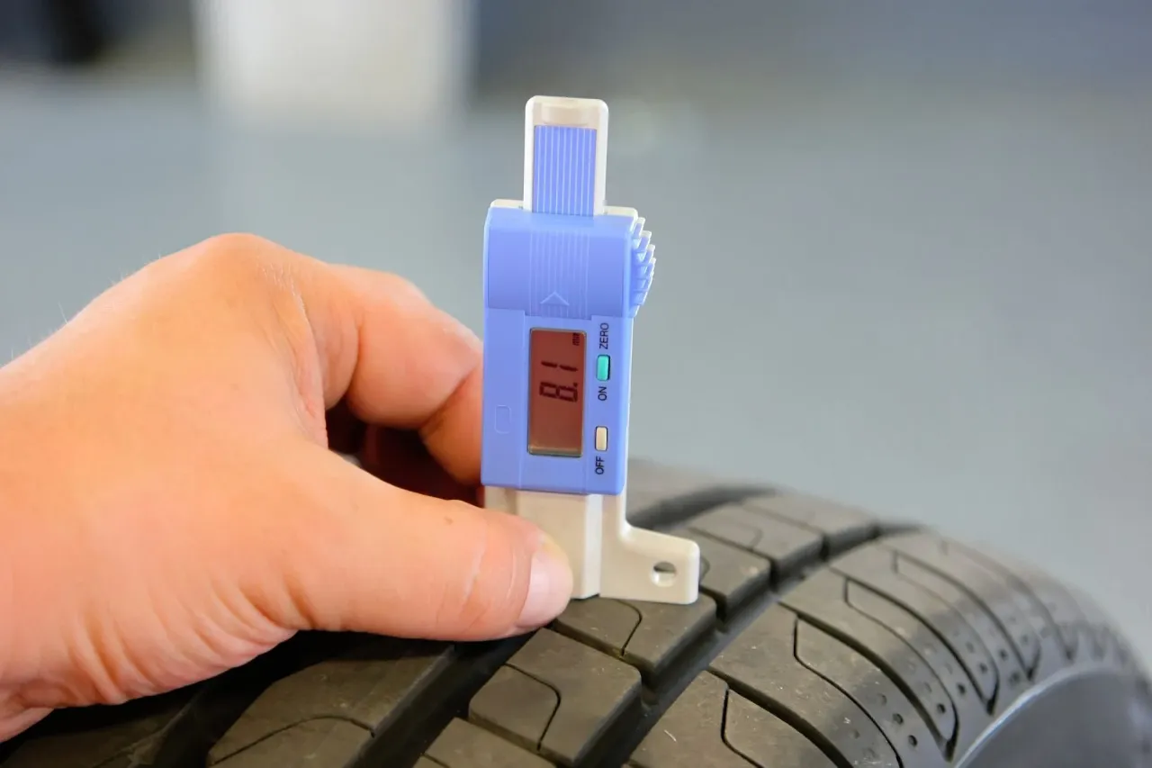 wskaźnik zużycia bieżnika opony motocyklowej TWI