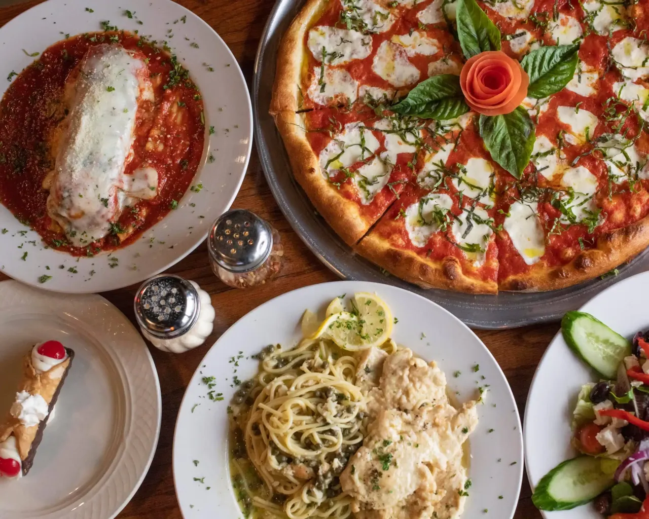 pizza calzone y lasa&ntilde;a bolo&ntilde;esa en restaurante italiano