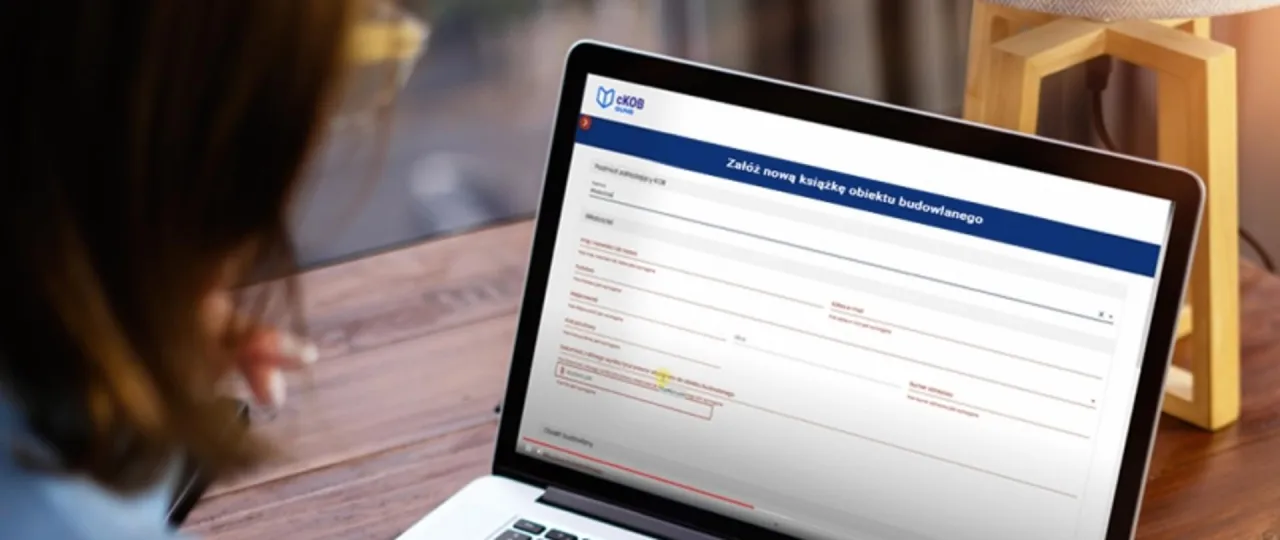 Osoba korzystająca z portalu e-Budownictwo na laptopie