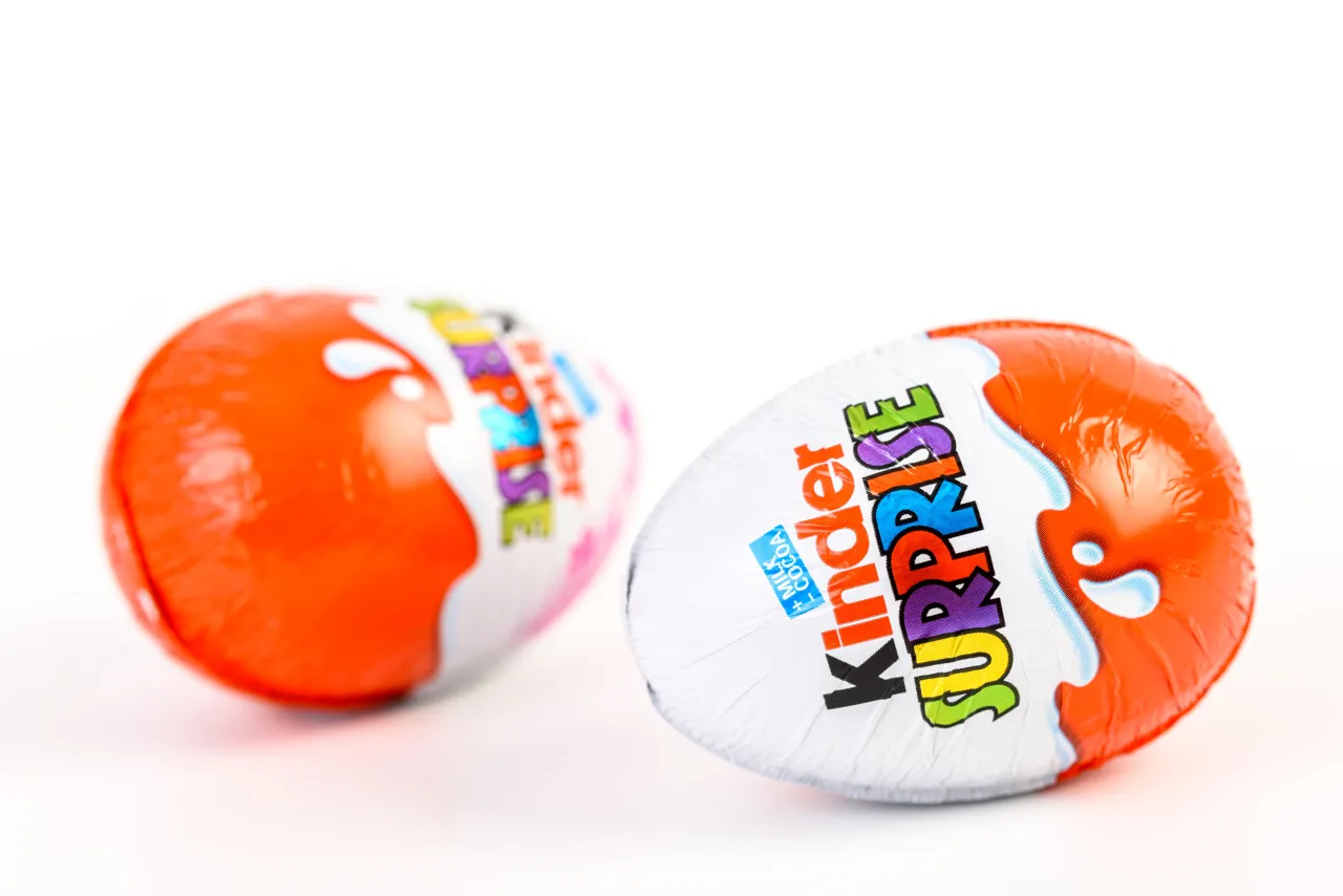 kinder niespodzianka potrząsanie