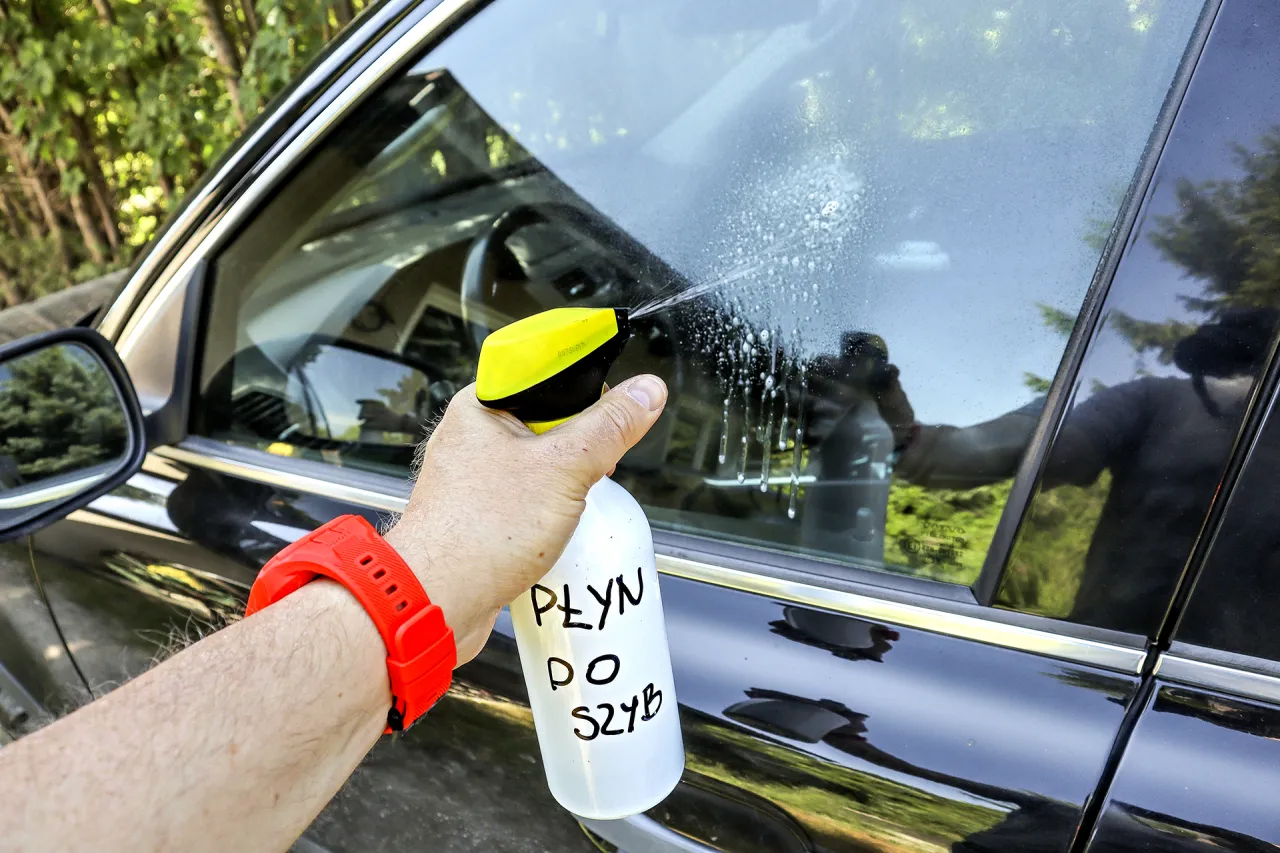 Zdjęcie Skuteczne sposoby na usunięcie żywicy z karoserii samochodu bez uszkodzeń