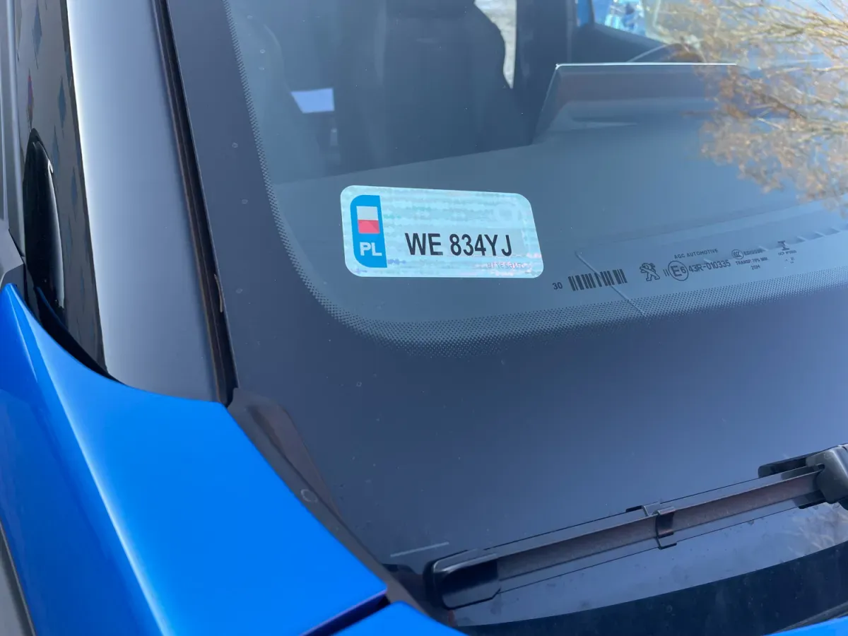 Zdjęcie Naklejka na szybę samochodu czy obowiązkowa? Sprawdź, co zmienia się w przepisach