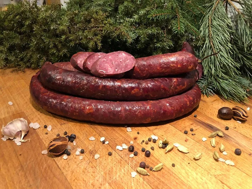 Zdjęcie Kiełbasa z jelenia: co musisz wiedzieć o składzie i smakach