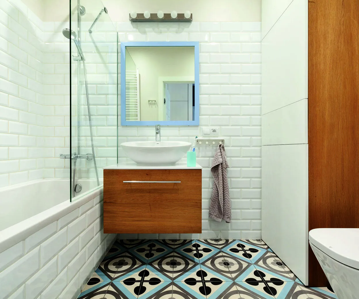 Zdjęcie Jak zrobić szafkę pod wanną, aby maksymalnie wykorzystać przestrzeń łazienki