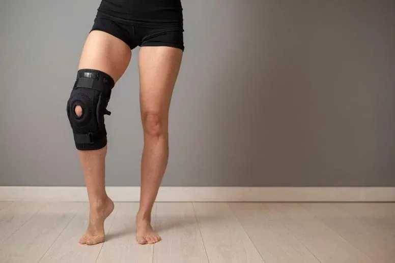 Zdjęcie Jak długo boli skręcone kolano? Czas trwania bólu i rehabilitacja