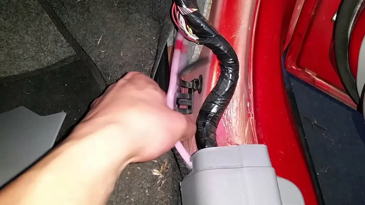 Zdjęcie Gdzie są bezpieczniki w Suzuki SX4? Oto, co musisz wiedzieć