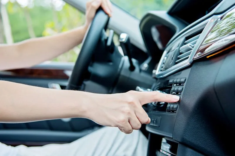 Zdjęcie Jak słuchać muzyki z telefonu w samochodzie bez Bluetooth i AUX