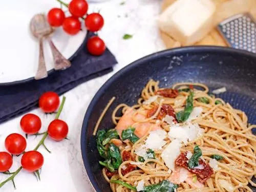 Zdjęcie Szybkie spaghetti z łososiem i szpinakiem – proste i pyszne danie