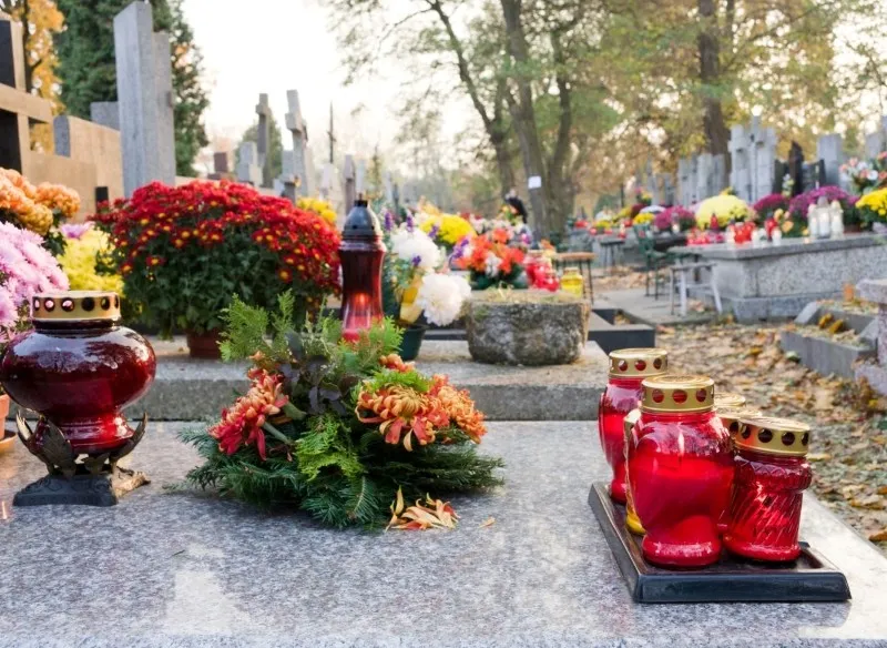 Zdjęcie Jak ustawić znicze na pomniku, aby uniknąć błędów i zapewnić piękno
